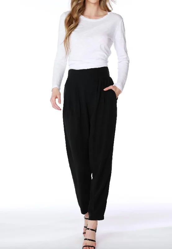 Pleated Taper Pants In Black